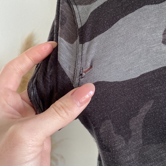 Free People FREE WITH ANY PURCHASE camo tee shirt sleeve camouflage top medium - Picture 14 of 14